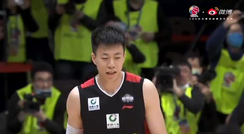 身体素质确实炸裂！张镇麟在CBA扣篮大赛名场面：罚球线内一步大风车暴扣