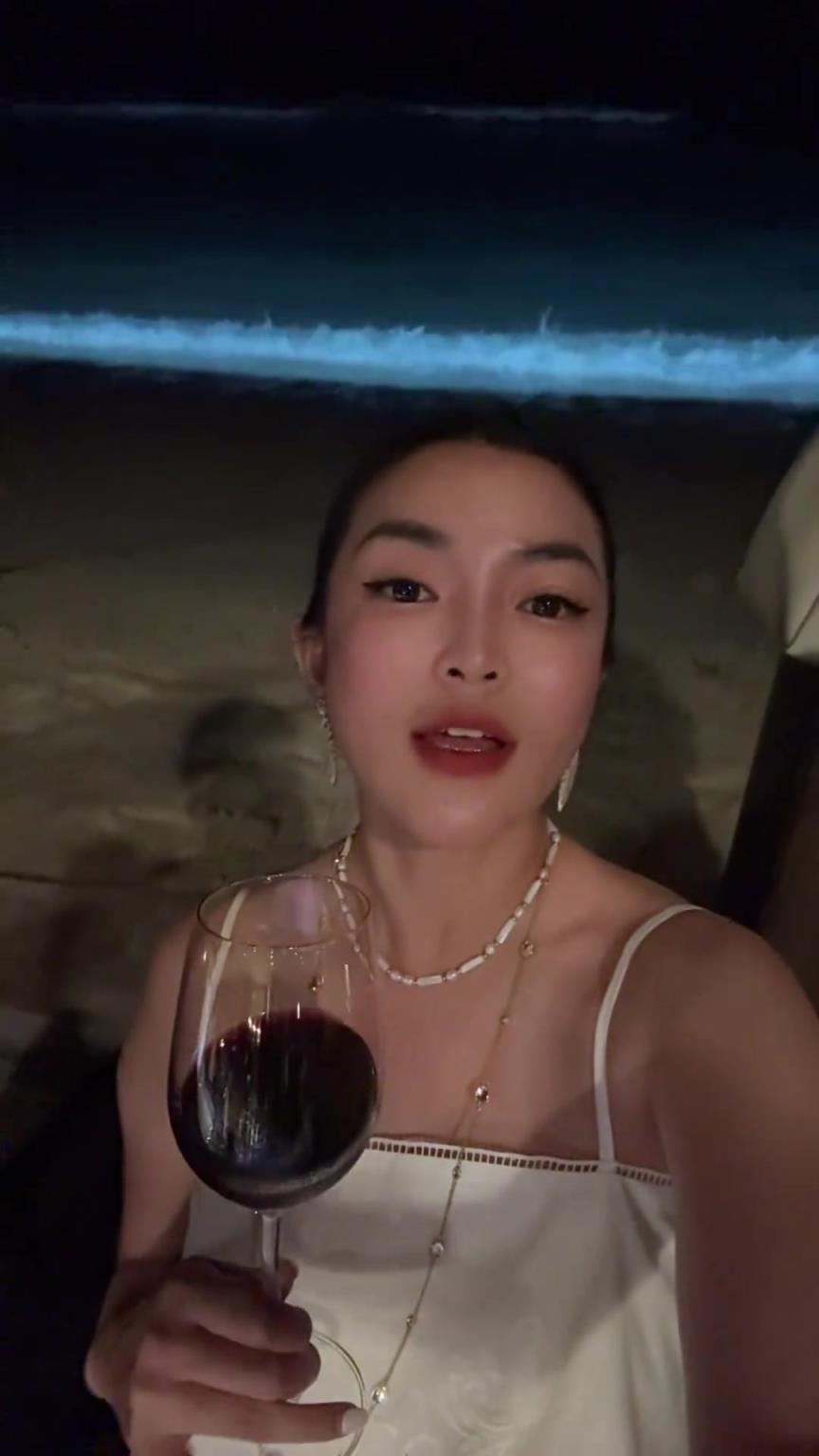 刘维伟糊涂啊！刘维伟前妻晒照：和姐妹们在马尔代夫过情人节~