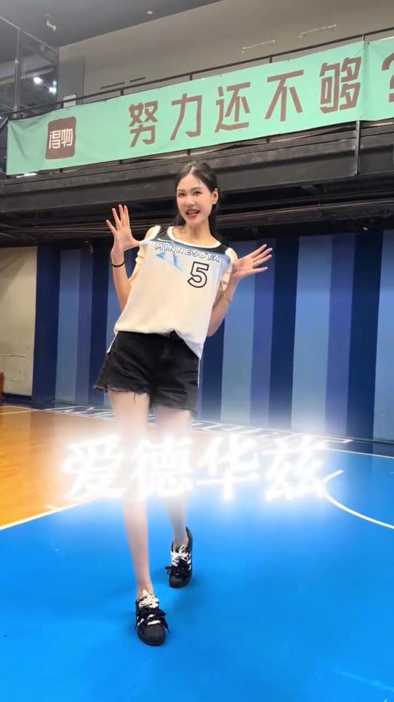 华子真实身高是多少？“身高质检员”1米96诺姐与华子的合影！