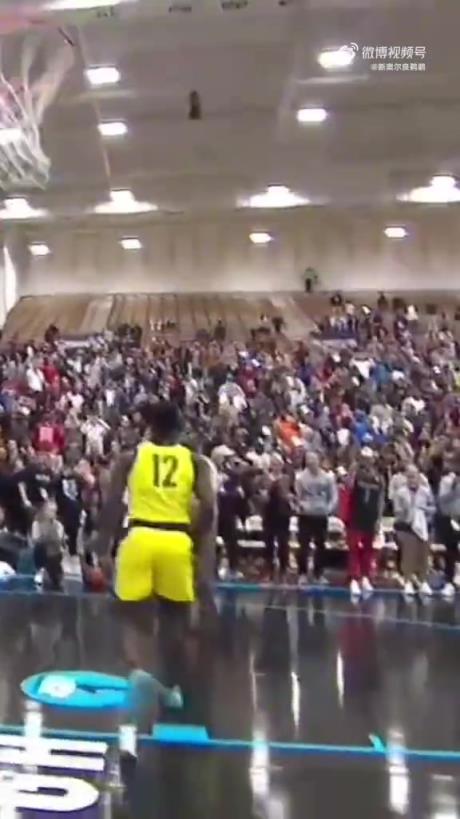 看看锡安高中时期的劲爆扣篮，就算是詹姆斯也未必有这么炸吧！