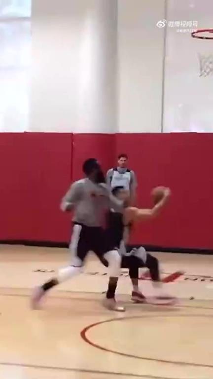 黄种人后卫天花板？林书豪火箭时期与哈登队内单挑，晃飞登哥上篮