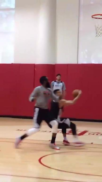 巅峰豪哥有多猛？林书豪此前与哈登单挑，一个假动作晃开登哥翻身跳投命中