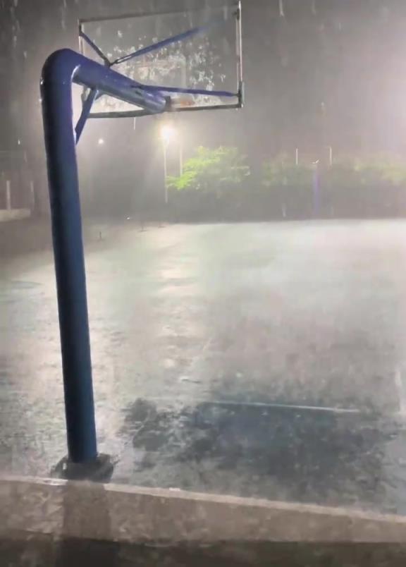 到底是哪个王八蛋发的誓，让我们这些单身狗淋雨？？？