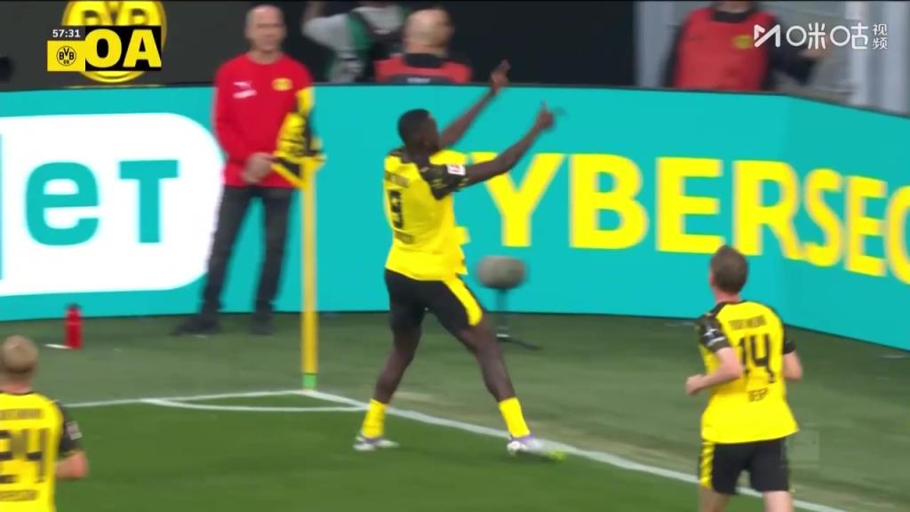 黑又硬秀技术！吉拉西脚后跟传球配合+单刀挑射戏耍门将破门！