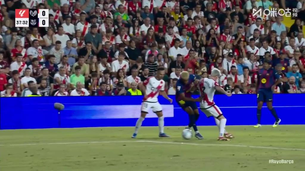 亚马尔禁区内闪转腾挪造点！亲自主罚点球命中！巴萨客场1-0领先