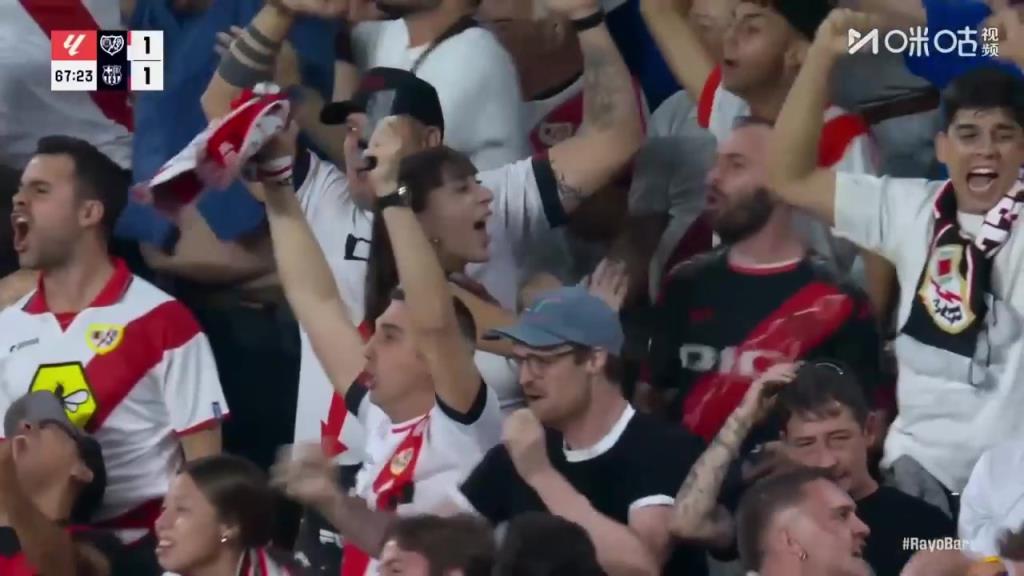 巴萨角球防守严重漏人！佩雷兹无人盯防打门得手！巴萨1-1遭扳平