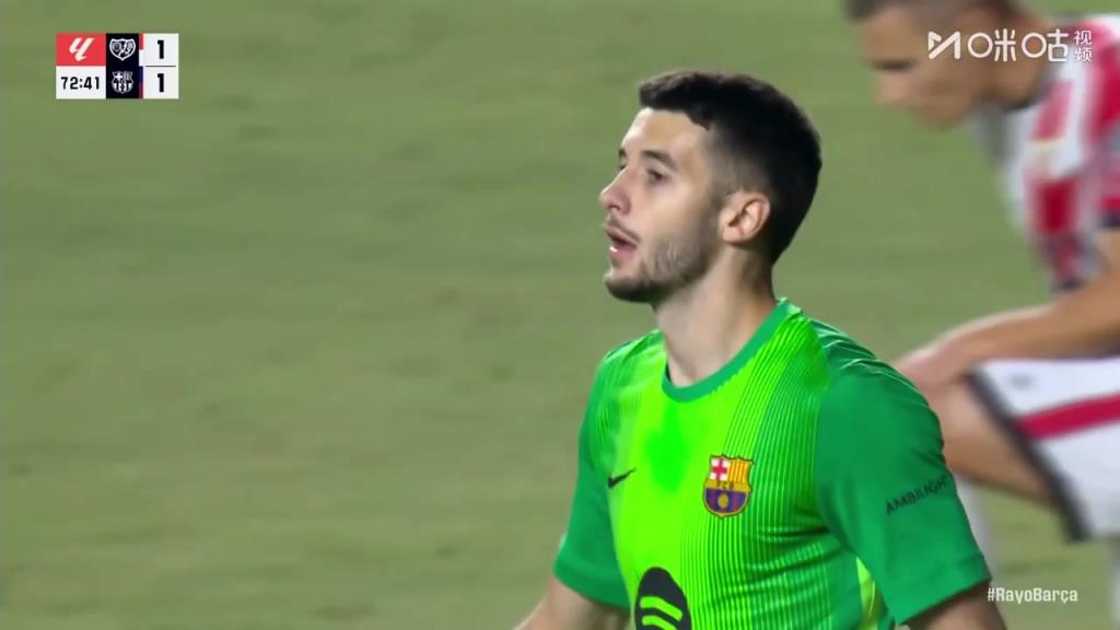 巴萨门将神勇发挥！巴萨防线梦游连送单刀，均被霍安-加西亚化解