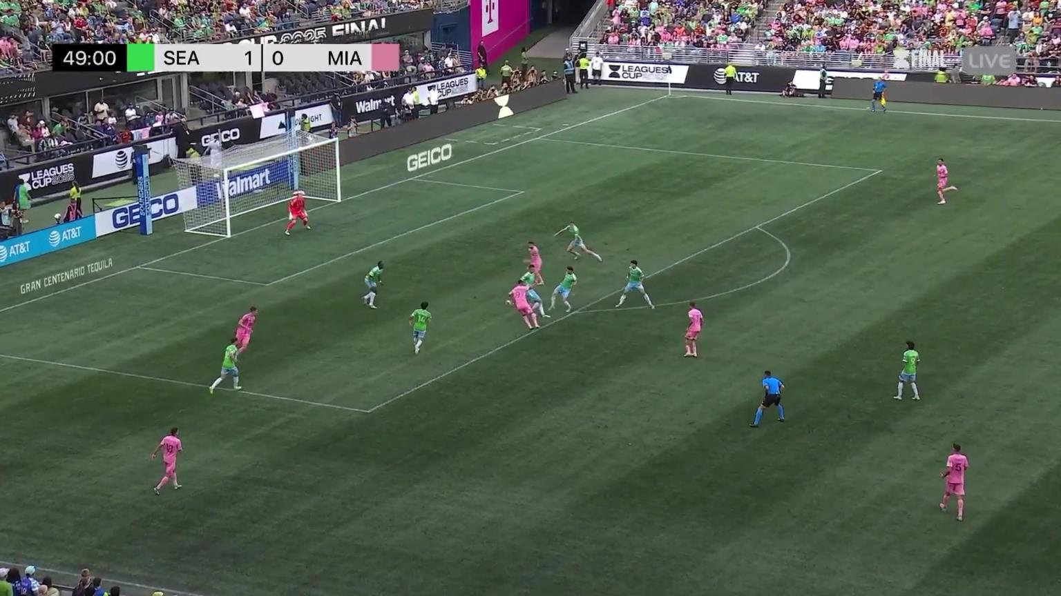 错失良机！梅西禁区内单刀爆射上了看台，这看着情绪有点起伏啊！