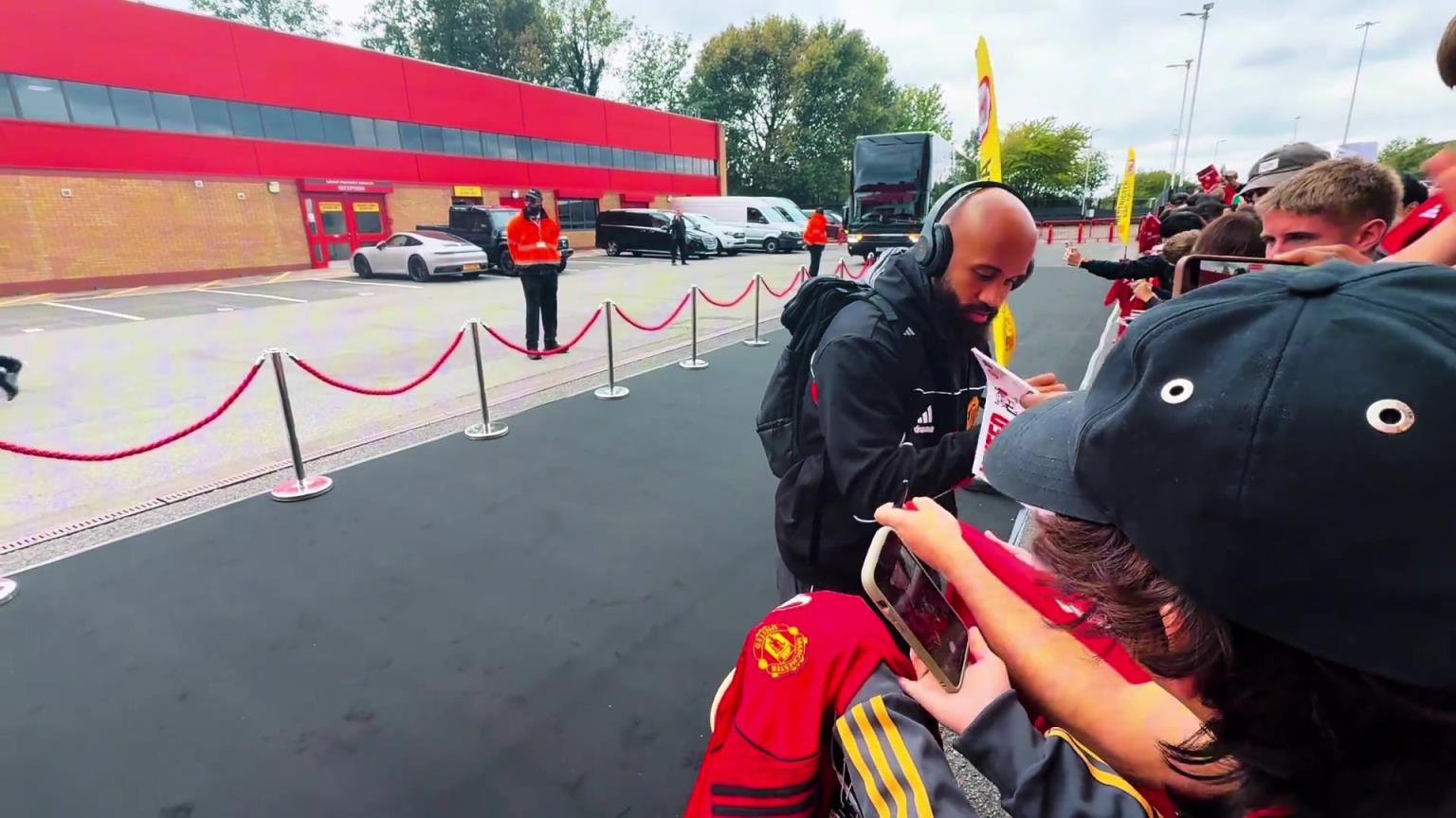 姆贝莫这是屁股是真的翘，一旁的女生收到“詹皇”签名后惊声尖叫