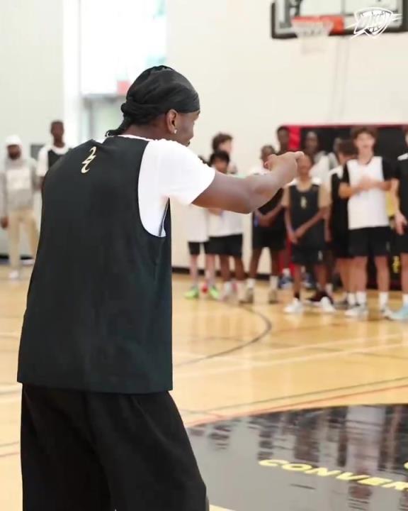 现身训练营！SGA一打二隔扣小球员后激情庆祝！