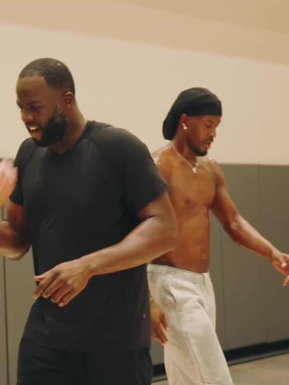 追梦与巴特勒训练后喊话：勇士这赛季会拿下那个该死的冠军！