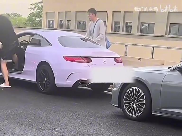 都是老朋友了！王哲林亲自接张镇麟，只是这车属实有点小！