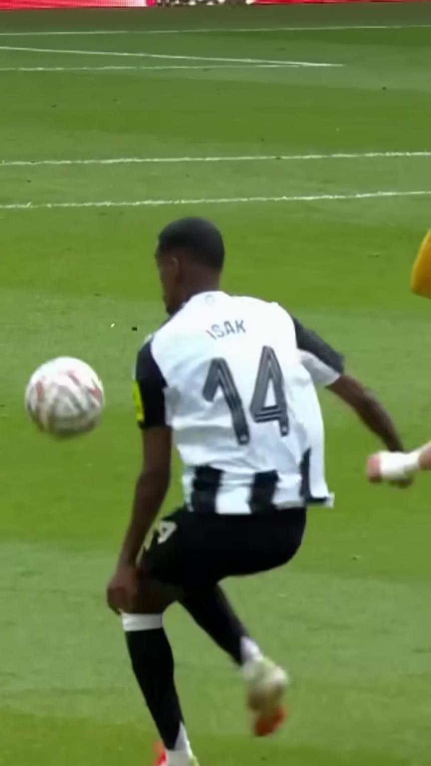 伊萨克：3人包夹，你们也碰不到球！