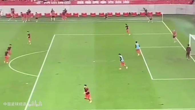 U22国足对阵东帝汶赛前传中射门训练，传的离谱射门射的也离谱