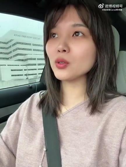 笑死！烤肉姐爆料：出去吃饭，一黑人冲我大喊，车窗摇下来才知道是小卡！-直播吧