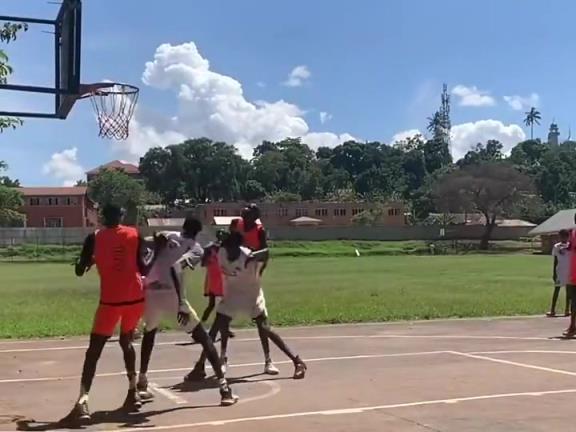 人均文班亚马！南苏丹野球场有多恐怖？2米的进来打都变成小土豆