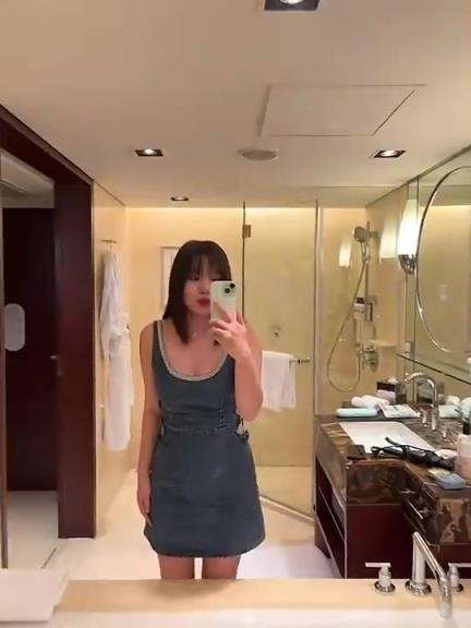 吧友们喜欢吗？烤肉姐对镜自拍：这不叫胖，这叫珠圆玉润