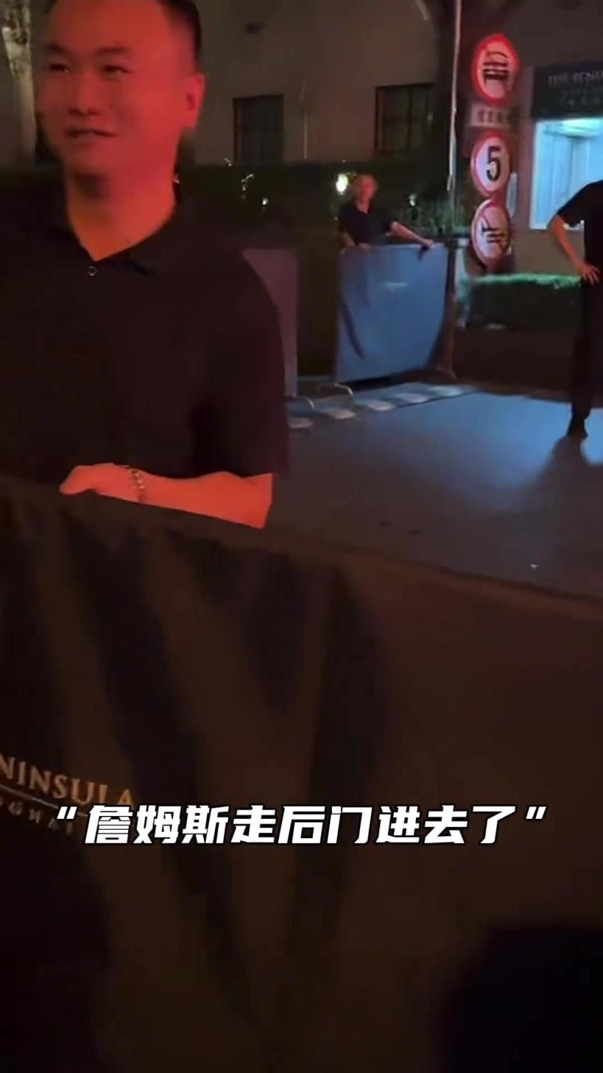 詹姆斯走后门回酒店，在门口蹲点的詹密们相当失落！一球迷代表老詹向大家道歉！