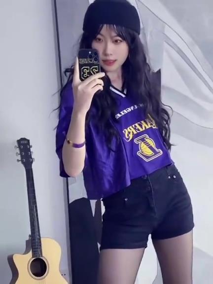 黑丝美女詹密表白詹姆斯：我爱老詹!我爱湖人!