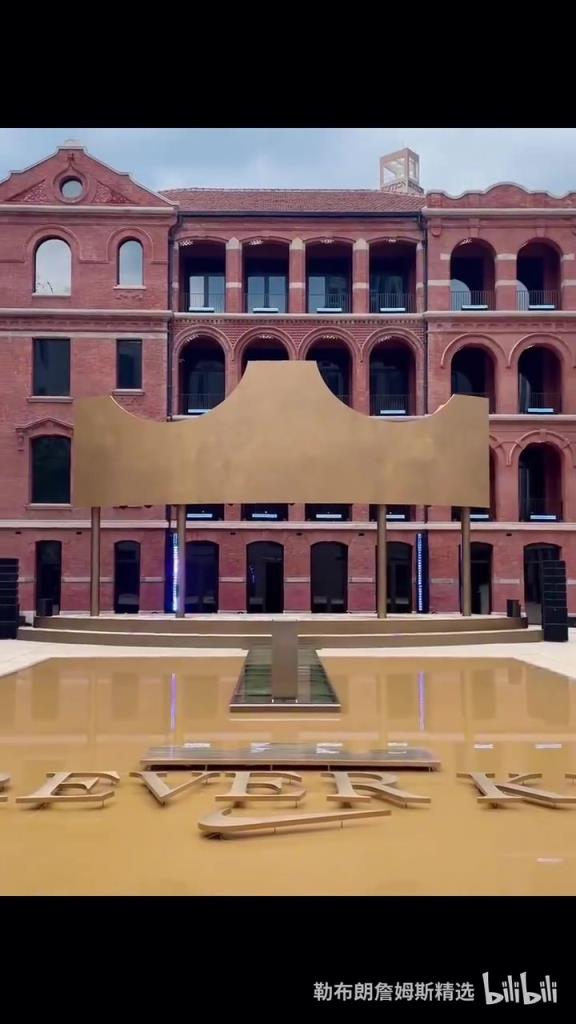 显眼的皇冠！詹姆斯上海行第二个活动场馆已布置完毕！