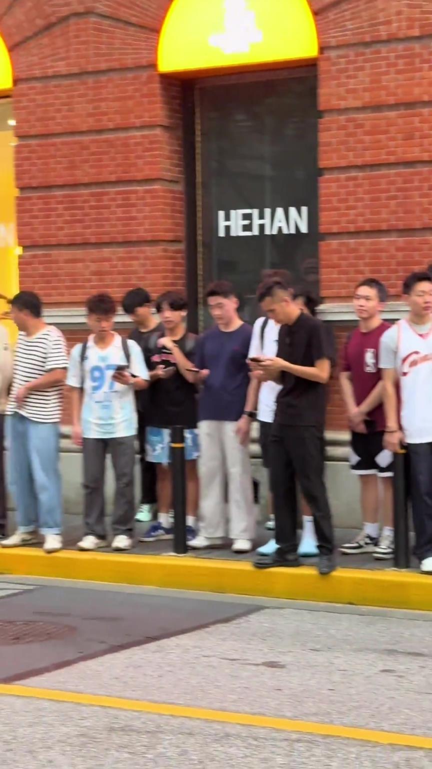 不合适吧哥们？詹姆斯中国行现场，一球迷捧着詹姆斯父子的黑白照