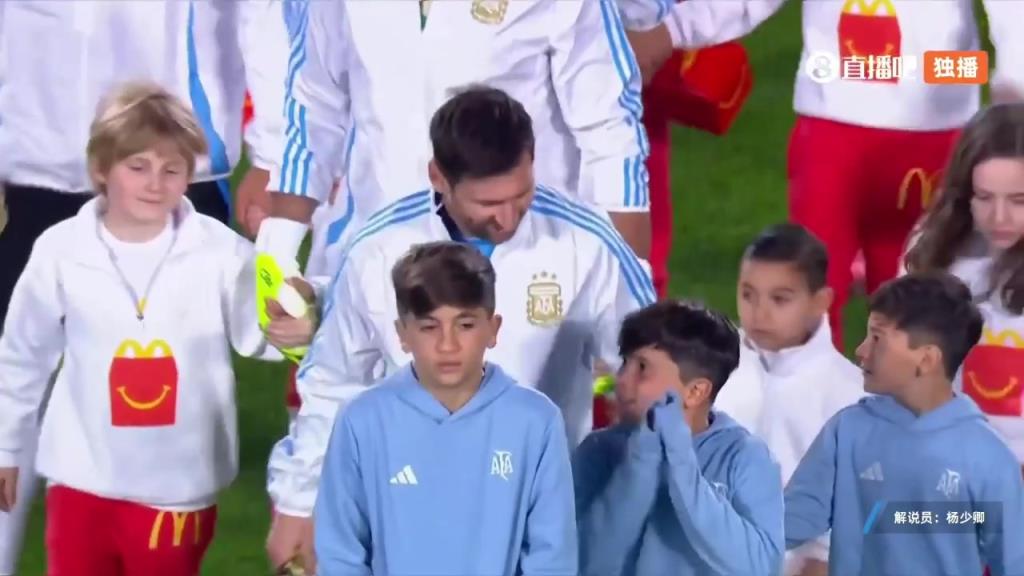 安东内拉现场观战！主场对阵委内瑞拉，梅西牵着三个儿子出场！