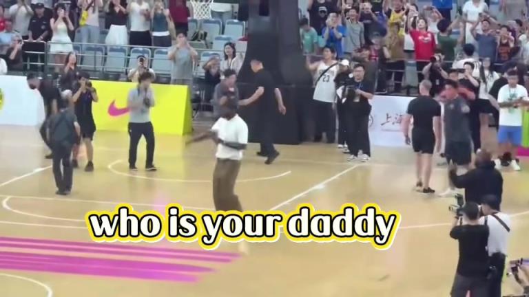 詹姆斯交大球馆活动中有球迷喊Who’s Your Daddy