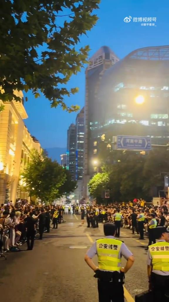 没能见到詹姆斯，球迷们集体高喊：主办方，傻逼！