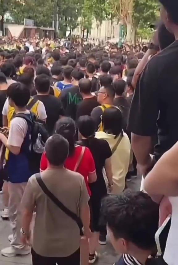 虽然仅仅只能看到詹姆斯几眼，但依旧不妨碍上海街头万人空巷！