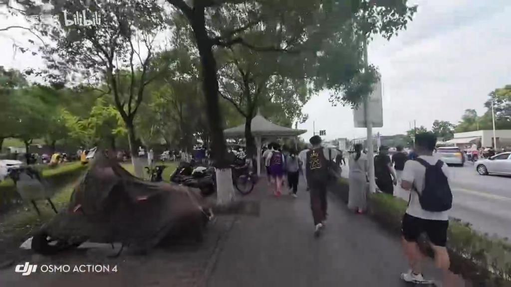 夸张！第一视角看球迷们追逐詹姆斯的车！人群中还有库里球衣！