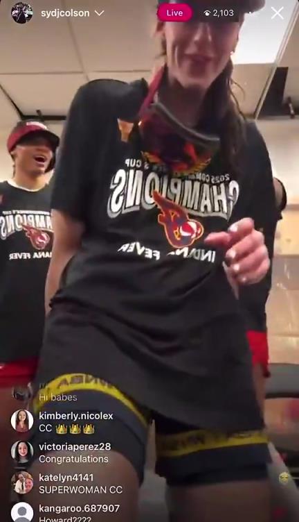 赛季报销了！克拉克此前庆祝夺冠时 被队友从身后顶了一下