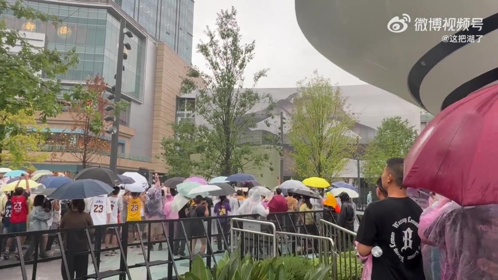 真是风雨无阻的热爱！大批老詹球迷冒雨打着雨伞高呼“LBJ”