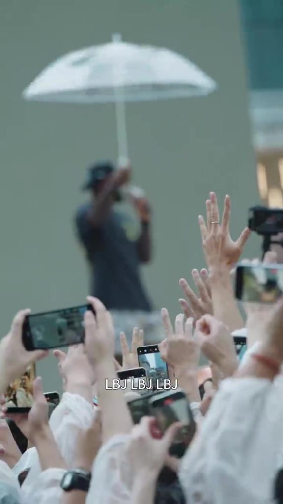 前排小孩哥灵魂拷问詹姆斯：现在还吃taco吗？老詹：每天都吃