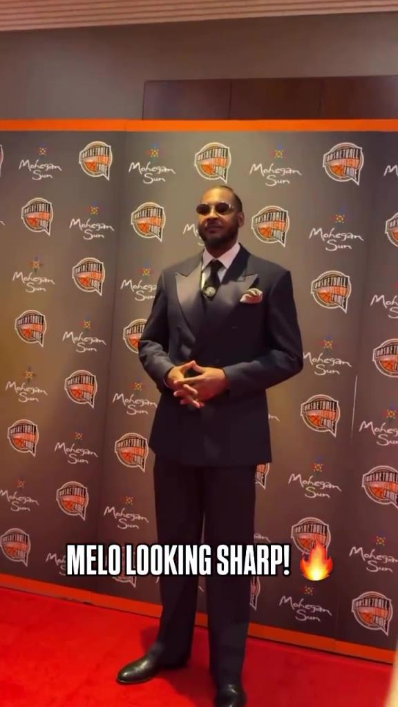 准备入选名人堂咯！安东尼一身帅气西装现身红毯，大哥气质十足！