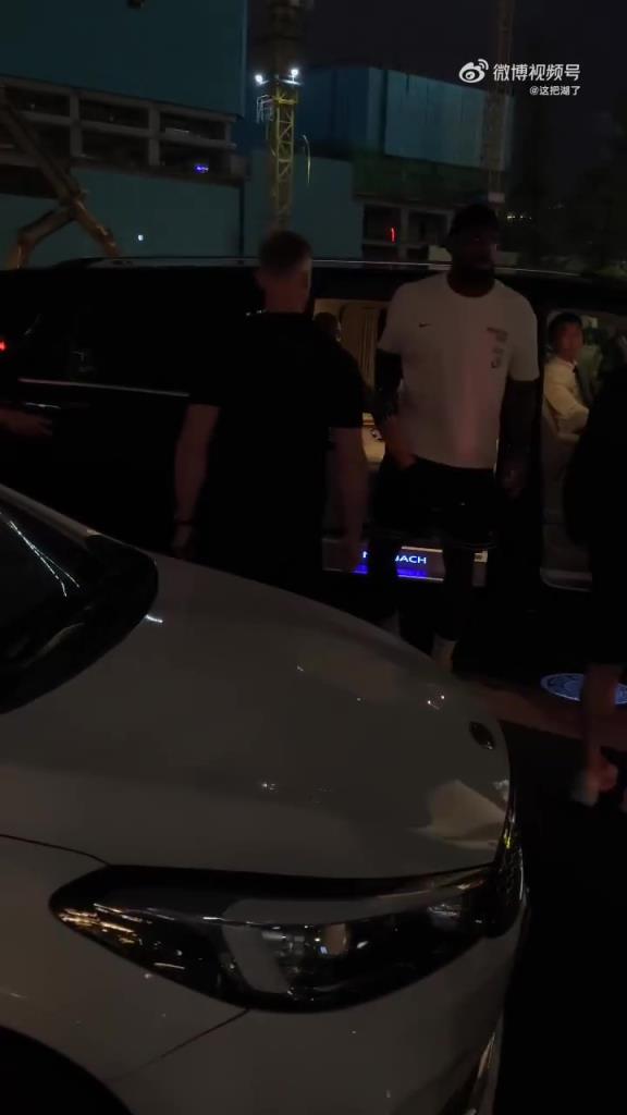 詹姆斯临走之前，还专门去打卡了成都的双子塔