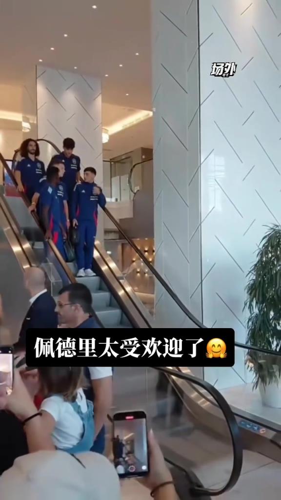 佩德里在商场逛街时听到大量球迷在声援，主动走过来为球迷签名~