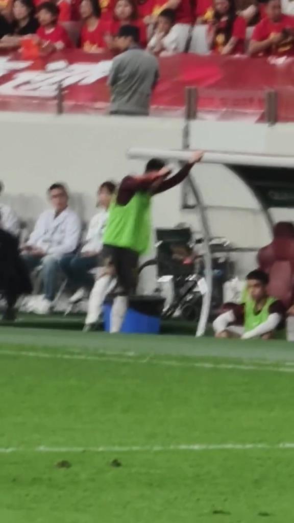 场边球迷拍到上半场的王钰栋又气又急，还是和老蒯好敢直接怒喊！