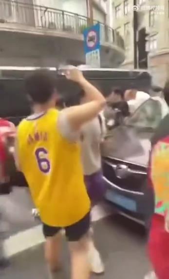 被国内球迷博主要求道歉！詹姆斯保镖这一粗鲁驱赶中国球迷的行为