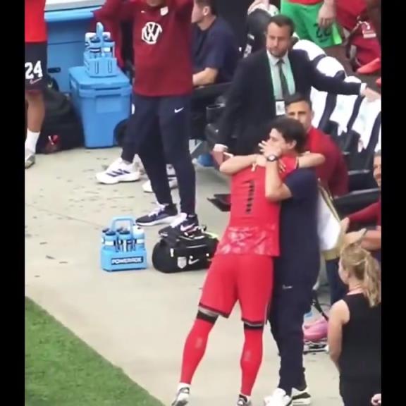 往昔岁月如诗画！美韩热身赛，孙兴慜队长与波切蒂诺相拥致意！