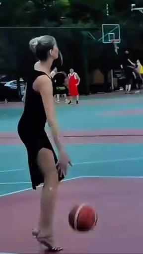 这位外国大姐真猛啊！脚踩高跟鞋打篮球，不怕崴脚啊！