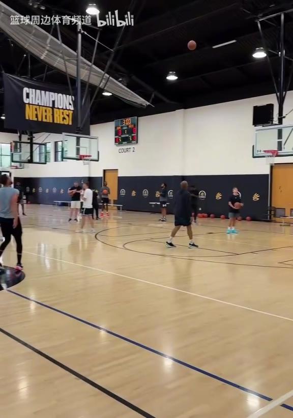 如此夸张的训练到他就变合理了！库里此前的魔鬼投篮训练！