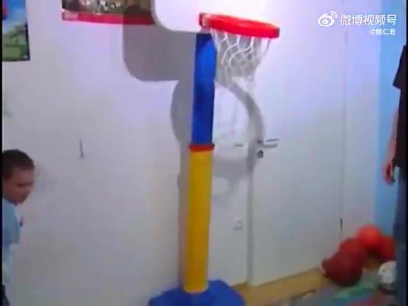 年龄差~东契奇小时候家中打球录像！那时候詹姆斯已经在打NBA