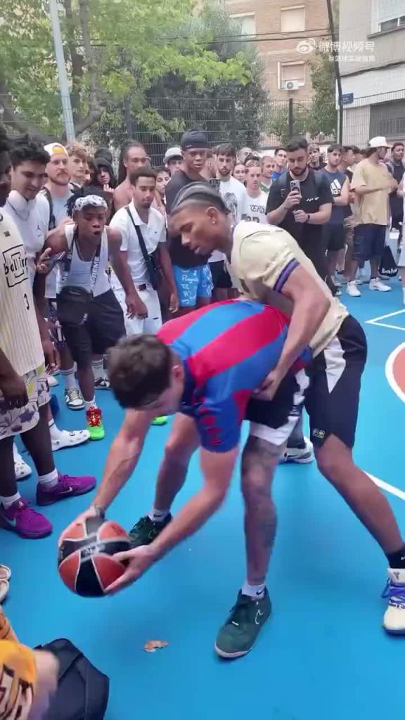 这是打篮球呢还是打架呢？面对这样的单挑局 你能忍吗~