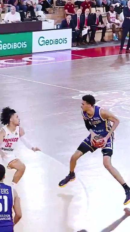 文班亚马这操作简直不要太离谱！三分出手后，立马就闪现篮下补扣