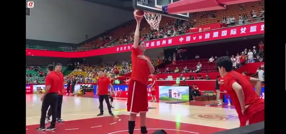 惊人热身方式全球独一份！2米26女巨人张子宇竟如此离谱热身